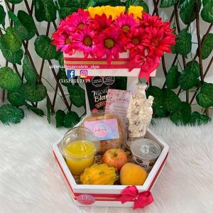 Desayuno de dos pisos y flores